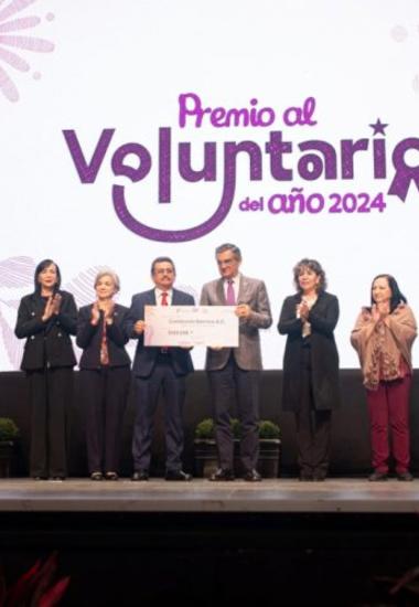 Premian Américo y María de Villarreal a los voluntarios del año
